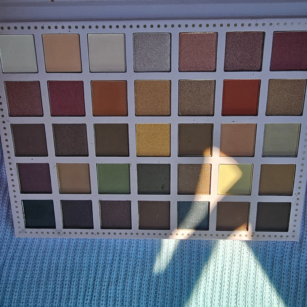 Beauty Creations Jasmin Eyeshadow Palette